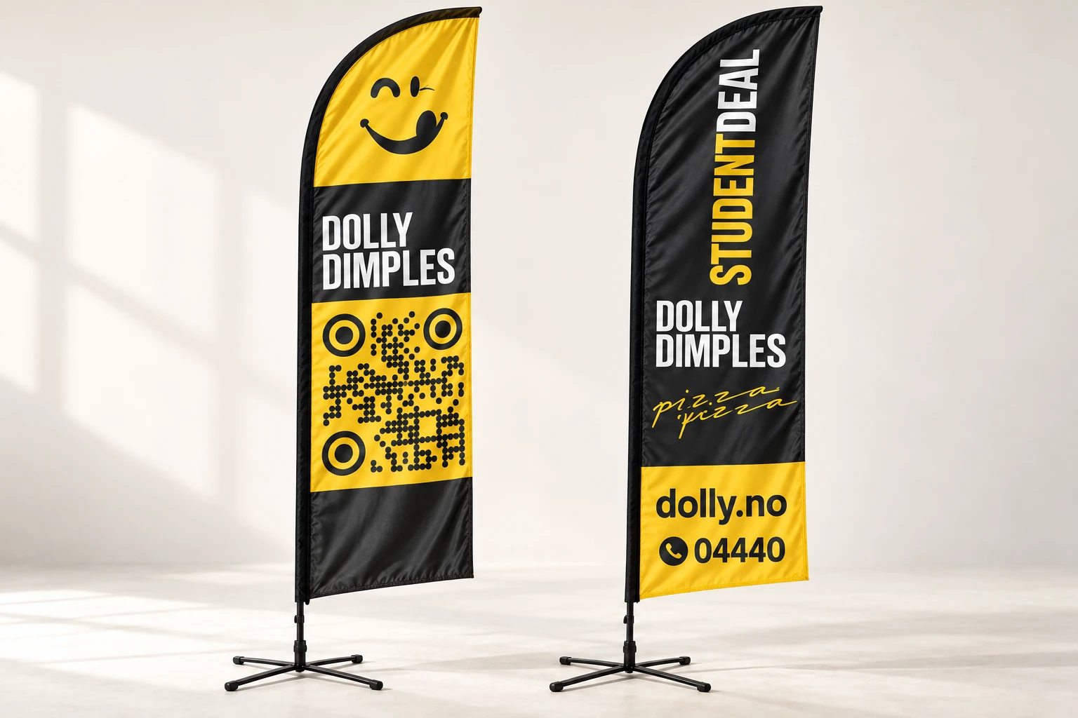 To gule og svarte Dolly Dimples beachflagg med QR-kode og Studentdeal-motiv på kryssføtter